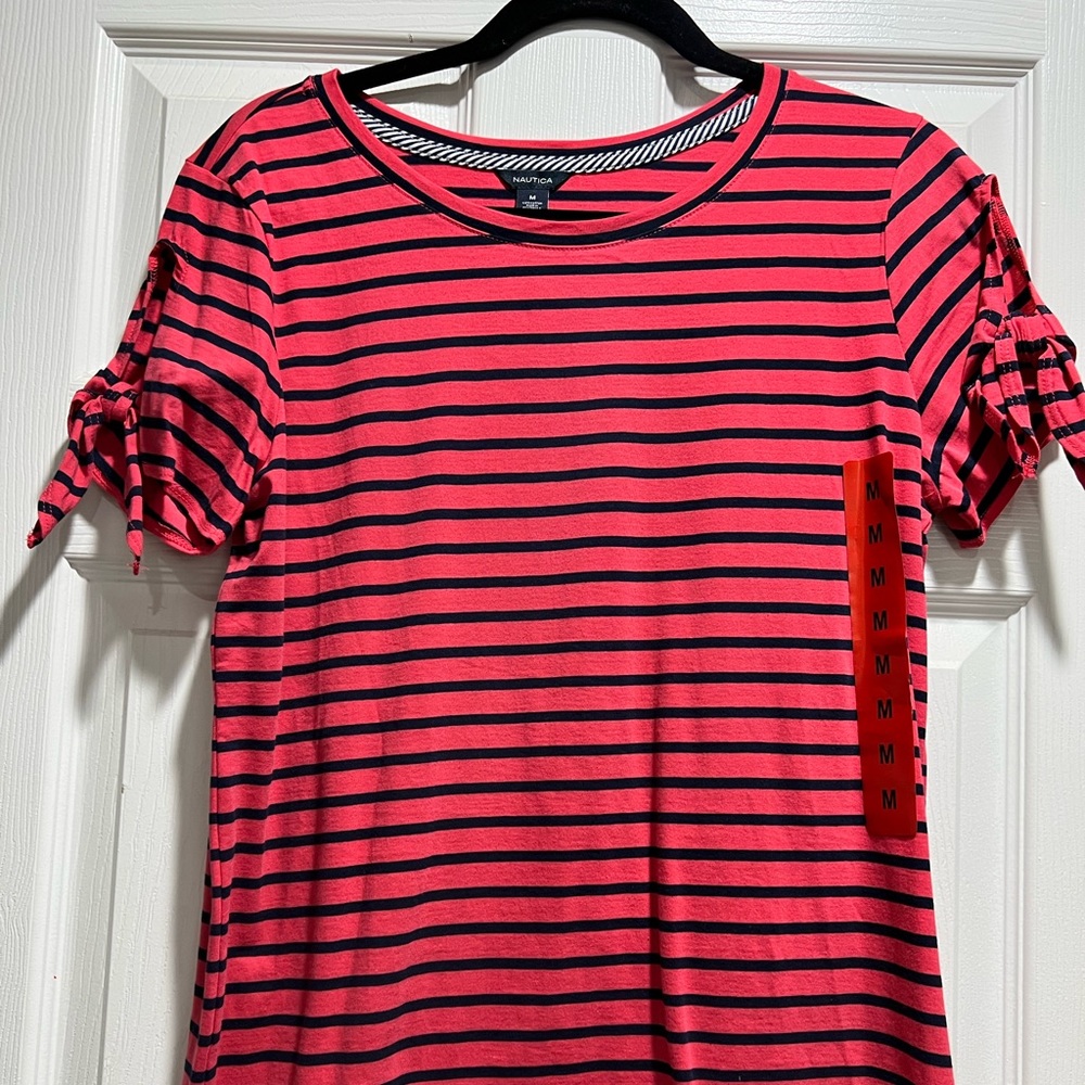 I am selling a Náutica red strips shirt.